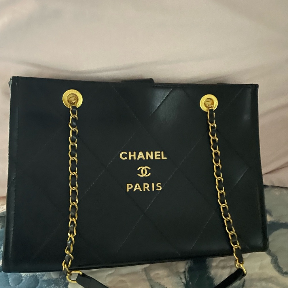 CHANEL Black Quilted Leather Shoulder Tote with Gold Chain